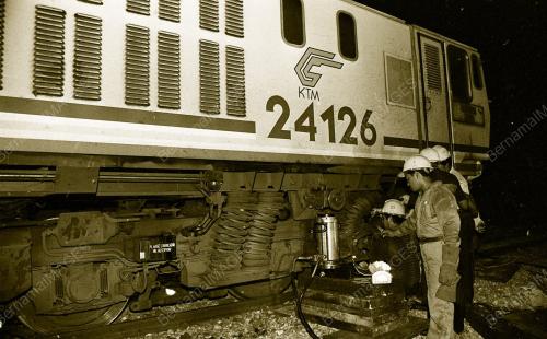 01_170690_KERETA_API