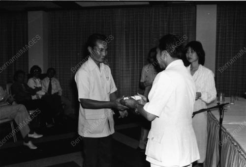 ALI SHARIFF MENYAMPAIKAN SIJIL