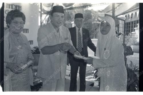 PENYAMPAIAN HADIAH MENGENANG JASA P.RAMLEE