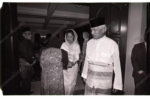 AGONG PAY RESPECT