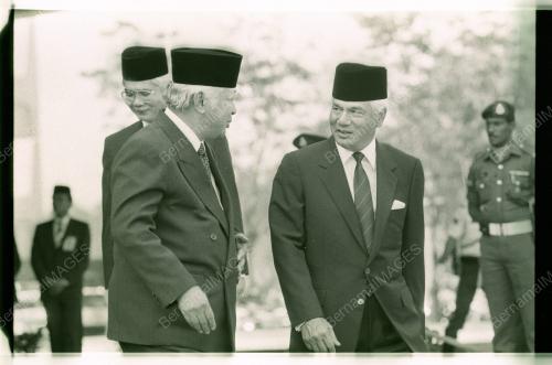 AGONG SAMBUT SUHARTO