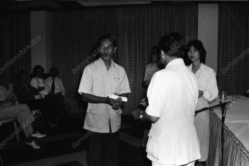 ALI SHARIFF MENYAMPAIKAN SIJIL