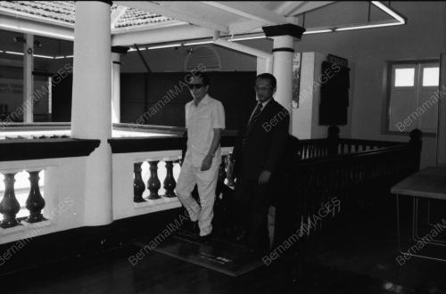 SAMAD IDRIS MENYAMPAIKAN SIJIL