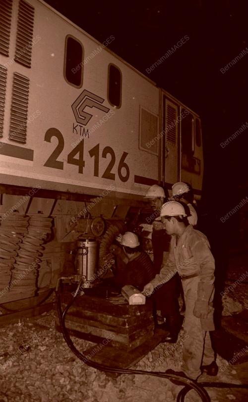 03_170690_KERETA_API
