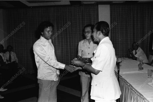 ALI SHARIFF MENYAMPAIKAN SIJIL