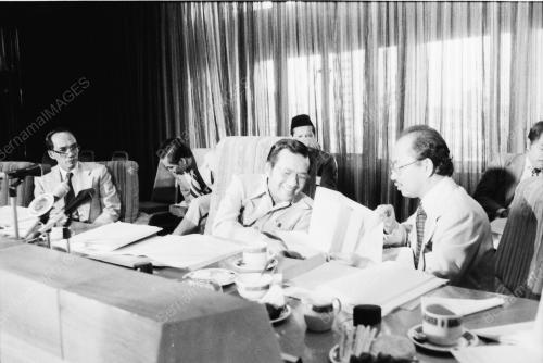 MAHATHIR TEMUI AHLI NJL