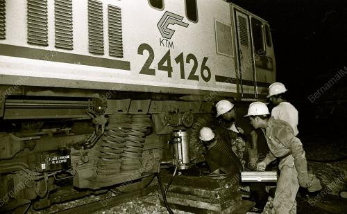04_170690_KERETA_API