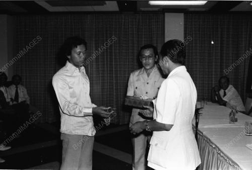 ALI SHARIFF MENYAMPAIKAN SIJIL