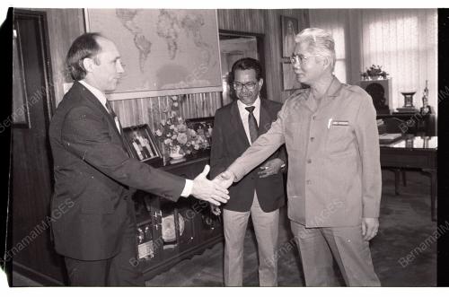 04_24011990_KL_ABUHASSAN