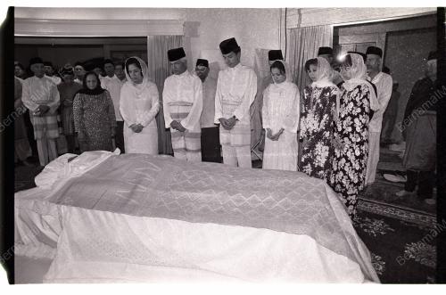AGONG PAY RESPECT