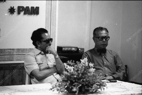 SAMAD IDRIS MENYAMPAIKAN SIJIL