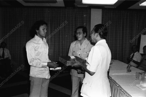 ALI SHARIFF MENYAMPAIKAN SIJIL