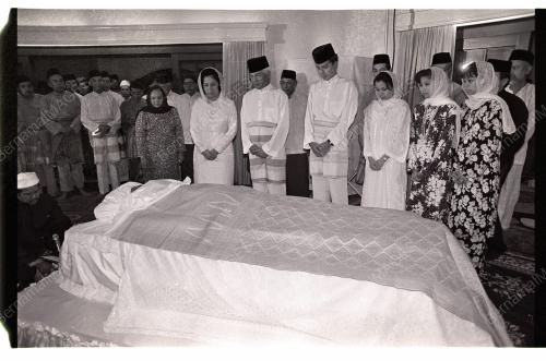 AGONG PAY RESPECT