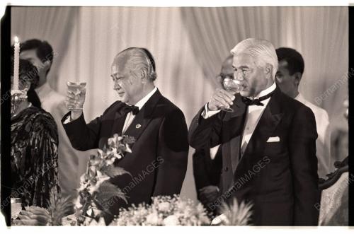 AGONG MAKAN MALAM