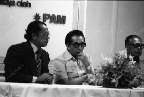 SAMAD IDRIS MENYAMPAIKAN SIJIL