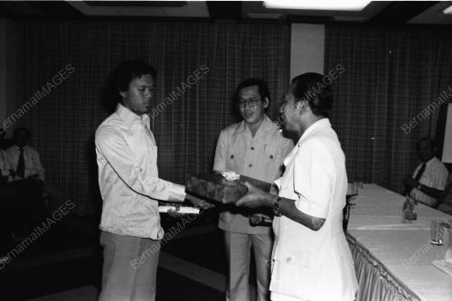 ALI SHARIFF MENYAMPAIKAN SIJIL