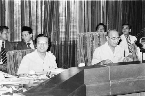 Datuk Hussein Onn menemui ahli-ahli NJC