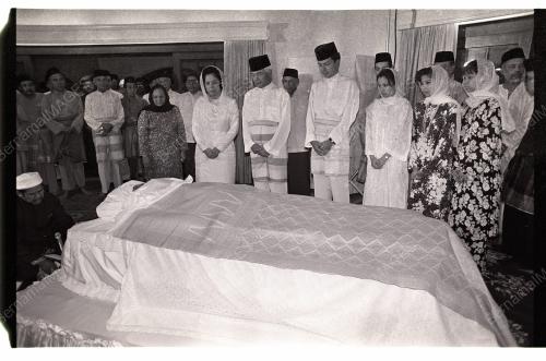 AGONG PAY RESPECT