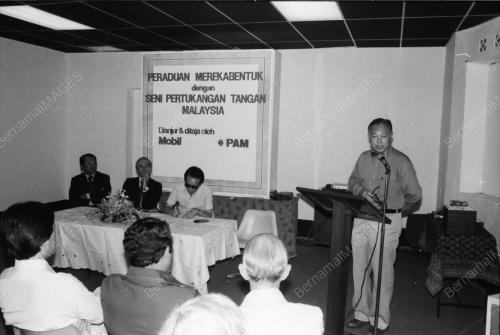 SAMAD IDRIS MENYAMPAIKAN SIJIL