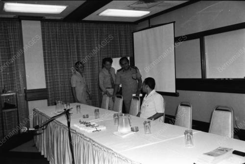 ALI SHARIFF MENYAMPAIKAN SIJIL