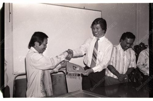 UKM PRESENTS SOUVENIRS TO PRESS CLUB