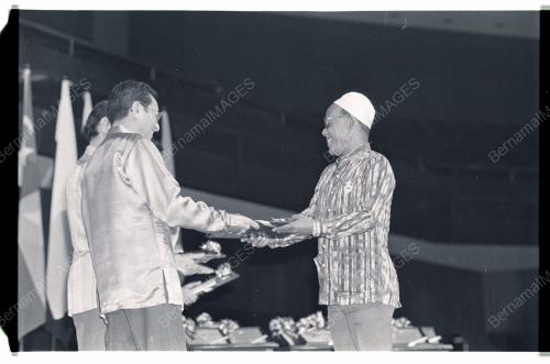 MAHATHIR HADIR MAJLIS RUKUN TETANGGA