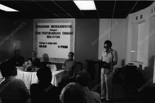 SAMAD IDRIS MENYAMPAIKAN SIJIL