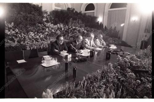 HUSSEIN ONN AND LEE KUAN YEW MEET IN PRESS CONFERENCE