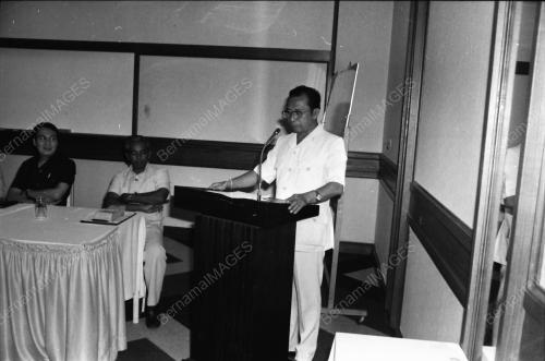 ALI SHARIFF MENYAMPAIKAN SIJIL
