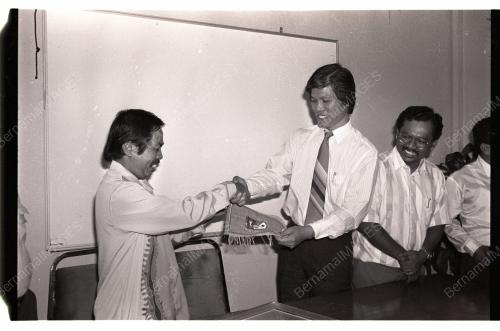 UKM PRESENTS SOUVENIRS TO PRESS CLUB