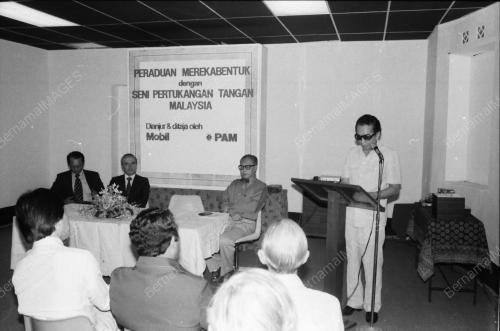 SAMAD IDRIS MENYAMPAIKAN SIJIL