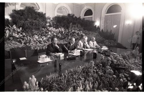 HUSSEIN ONN AND LEE KUAN YEW MEET IN PRESS CONFERENCE