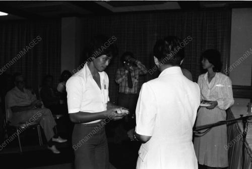 ALI SHARIFF MENYAMPAIKAN SIJIL