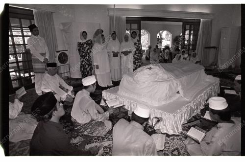 AGONG PAY RESPECT