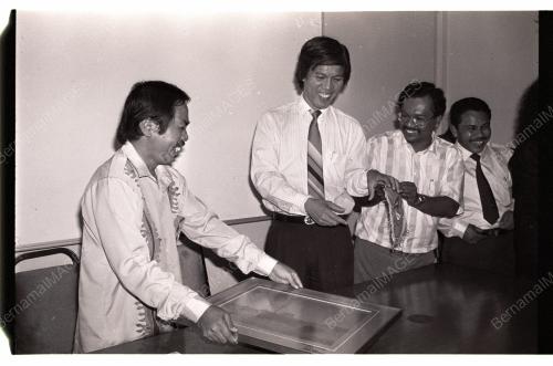 UKM PRESENTS SOUVENIRS TO PRESS CLUB