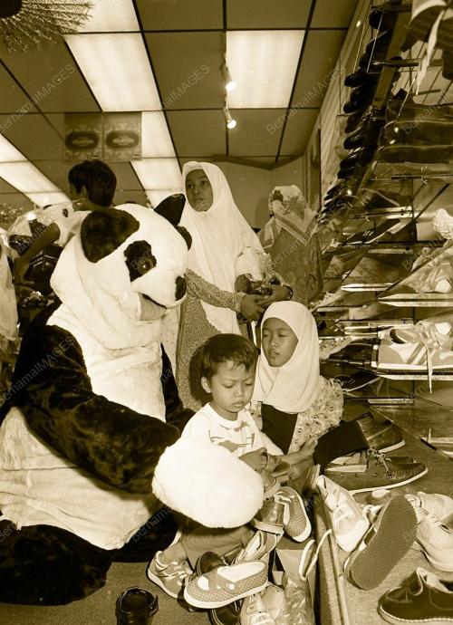 PHB BERI SUMBANGAN KASUT