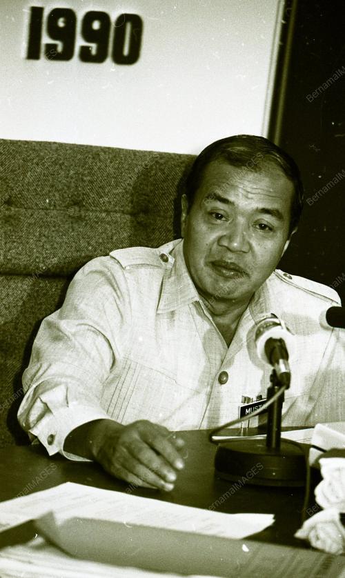 MUSTAFA MOHAMAD SERTAI LARIAN KELUARGA BAHAGIA