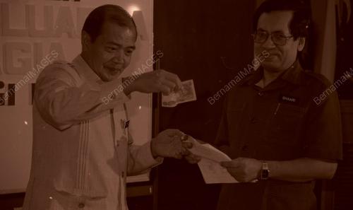 MUSTAFA MOHAMAD SERTAI LARIAN KELUARGA BAHAGIA