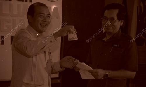 MUSTAFA MOHAMAD SERTAI LARIAN KELUARGA BAHAGIA