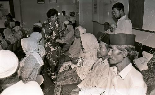 ISTERI MENTERI SAMPAI SUMBANGAN
