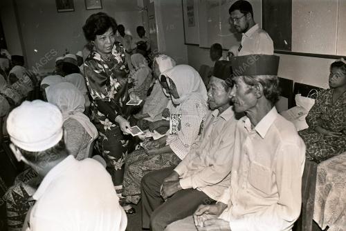 ISTERI MENTERI SAMPAI SUMBANGAN