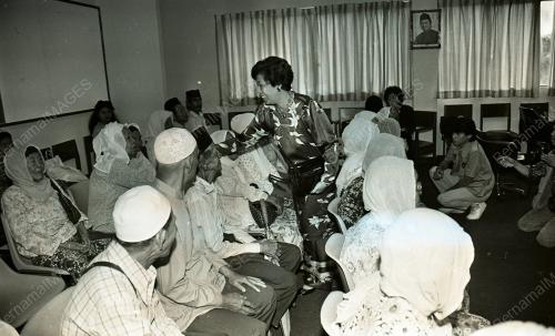 ISTERI MENTERI SAMPAI SUMBANGAN