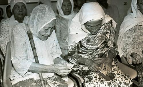 ISTERI MENTERI SAMPAI SUMBANGAN