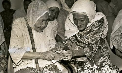 ISTERI MENTERI SAMPAI SUMBANGAN