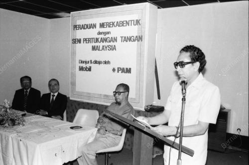 SAMAD IDRIS MENYAMPAIKAN SIJIL