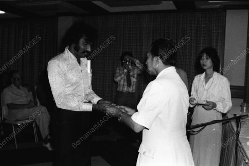 ALI SHARIFF MENYAMPAIKAN SIJIL