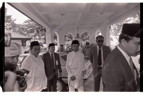 ALLAHYARHAM TUN HUSSEIN ONN