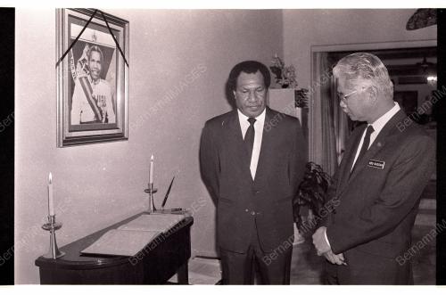 Datuk Abu Hassan Omar tandatangani condolence book