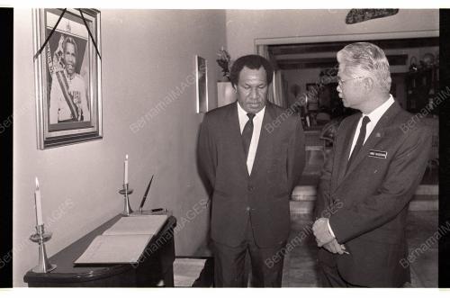 Datuk Abu Hassan Omar tandatangani condolence book