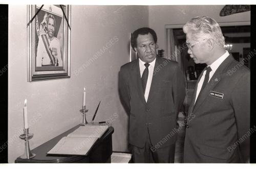 Datuk Abu Hassan Omar tandatangani condolence book